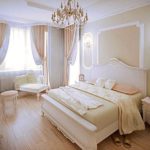Панно (или медальоны) присутствовать могут и в оформлении спальни