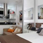 Стеклянные и зеркальные перегородки часто выручают в квартирах-студиях маленьких габаритов: они позволяют создать отдельное помещение, не деля пространство