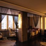 Разделение зон частично перегородкой, частично - модными нитяными шторами